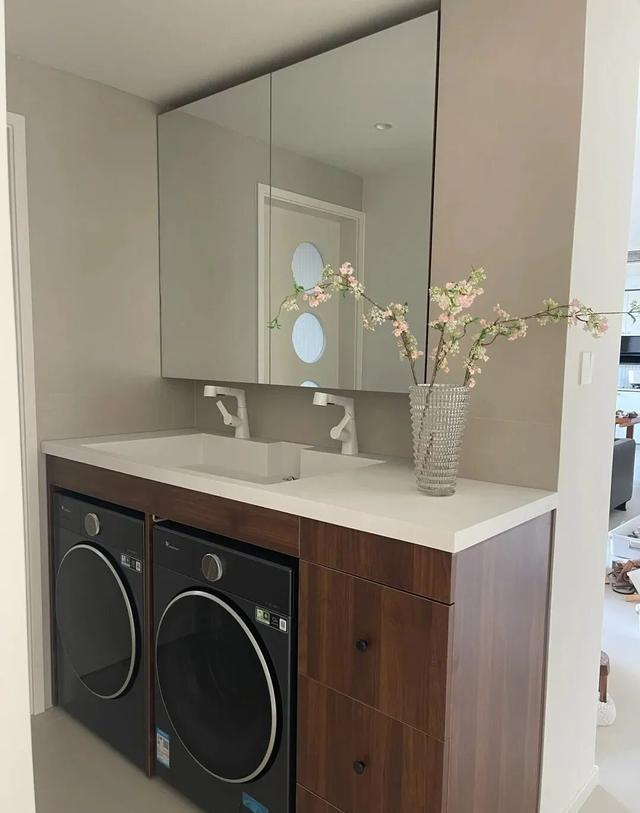 别再迷信“洗衣机放阳台”了!这几个个地方那叫一个高级实用!(图3) 独立洗衣房方案_阳台洗衣机_洗衣机 阳台 卫生间