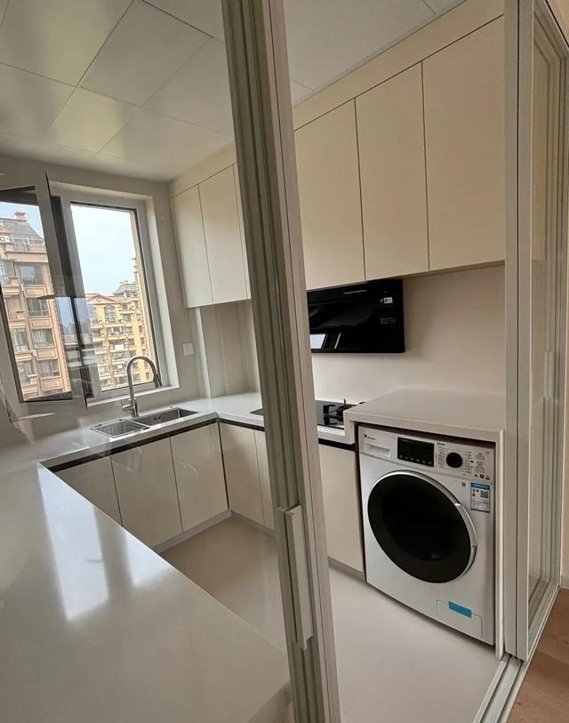 别再迷信“洗衣机放阳台”了!这几个个地方那叫一个高级实用!(图8) 阳台洗衣机_洗衣机 阳台 卫生间_独立洗衣房方案