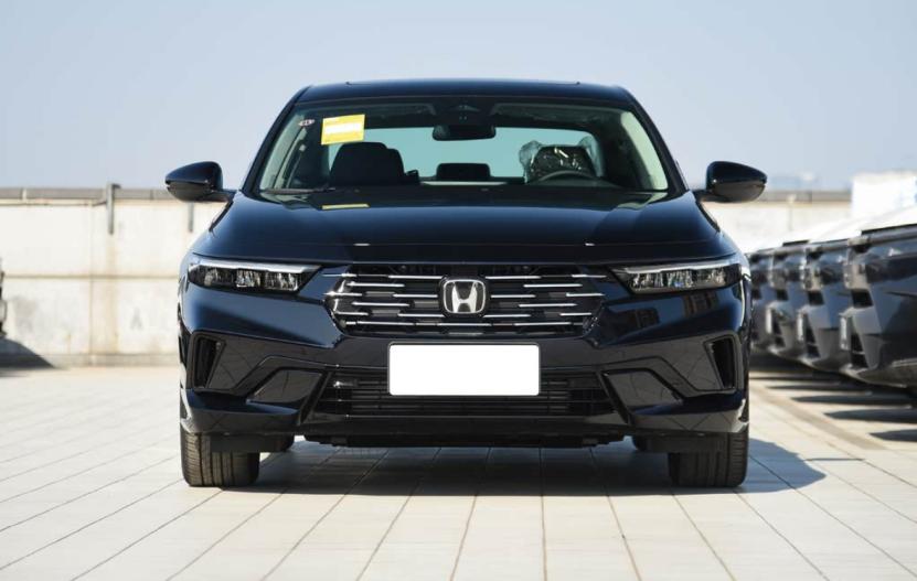 经典B级轿车之争——丰田亚洲龙和本田雅阁怎么选?(图2) 尺寸空间油耗配置价格选择_日系轿车哪个品牌好啊_丰田亚洲龙与本田雅阁对比 2025款 亚洲龙与雅阁优缺点分析