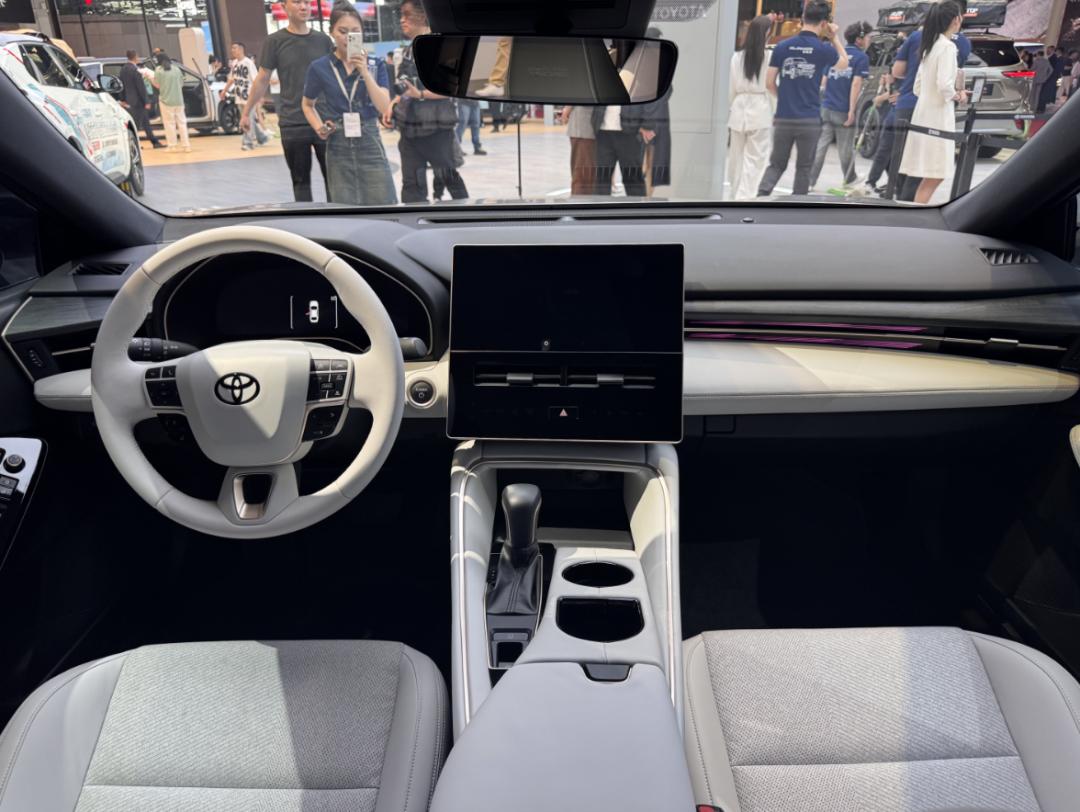 经典B级轿车之争——丰田亚洲龙和本田雅阁怎么选?(图13) 丰田亚洲龙与本田雅阁对比 2025款 亚洲龙与雅阁优缺点分析_尺寸空间油耗配置价格选择_日系轿车哪个品牌好啊