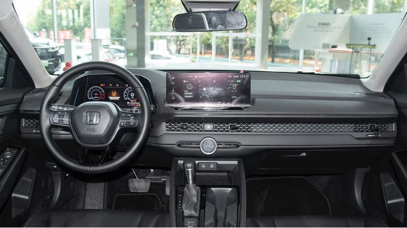 经典B级轿车之争——丰田亚洲龙和本田雅阁怎么选?(图14) 丰田亚洲龙与本田雅阁对比 2025款 亚洲龙与雅阁优缺点分析_尺寸空间油耗配置价格选择_日系轿车哪个品牌好啊