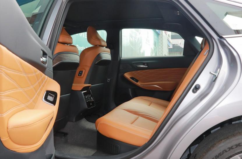 经典B级轿车之争——丰田亚洲龙和本田雅阁怎么选?(图9) 尺寸空间油耗配置价格选择_日系轿车哪个品牌好啊_丰田亚洲龙与本田雅阁对比 2025款 亚洲龙与雅阁优缺点分析