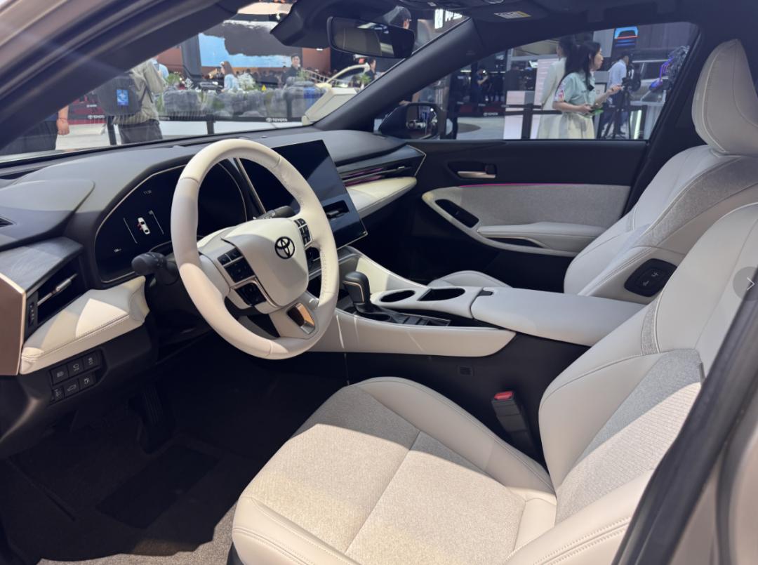 经典B级轿车之争——丰田亚洲龙和本田雅阁怎么选?(图10) 丰田亚洲龙与本田雅阁对比 2025款 亚洲龙与雅阁优缺点分析_日系轿车哪个品牌好啊_尺寸空间油耗配置价格选择