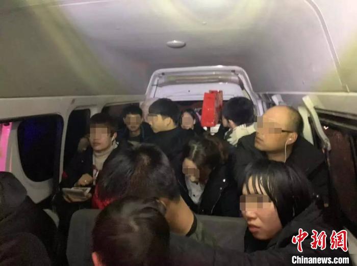 6座面包车实载17人 驾驶人和车主双双被判刑