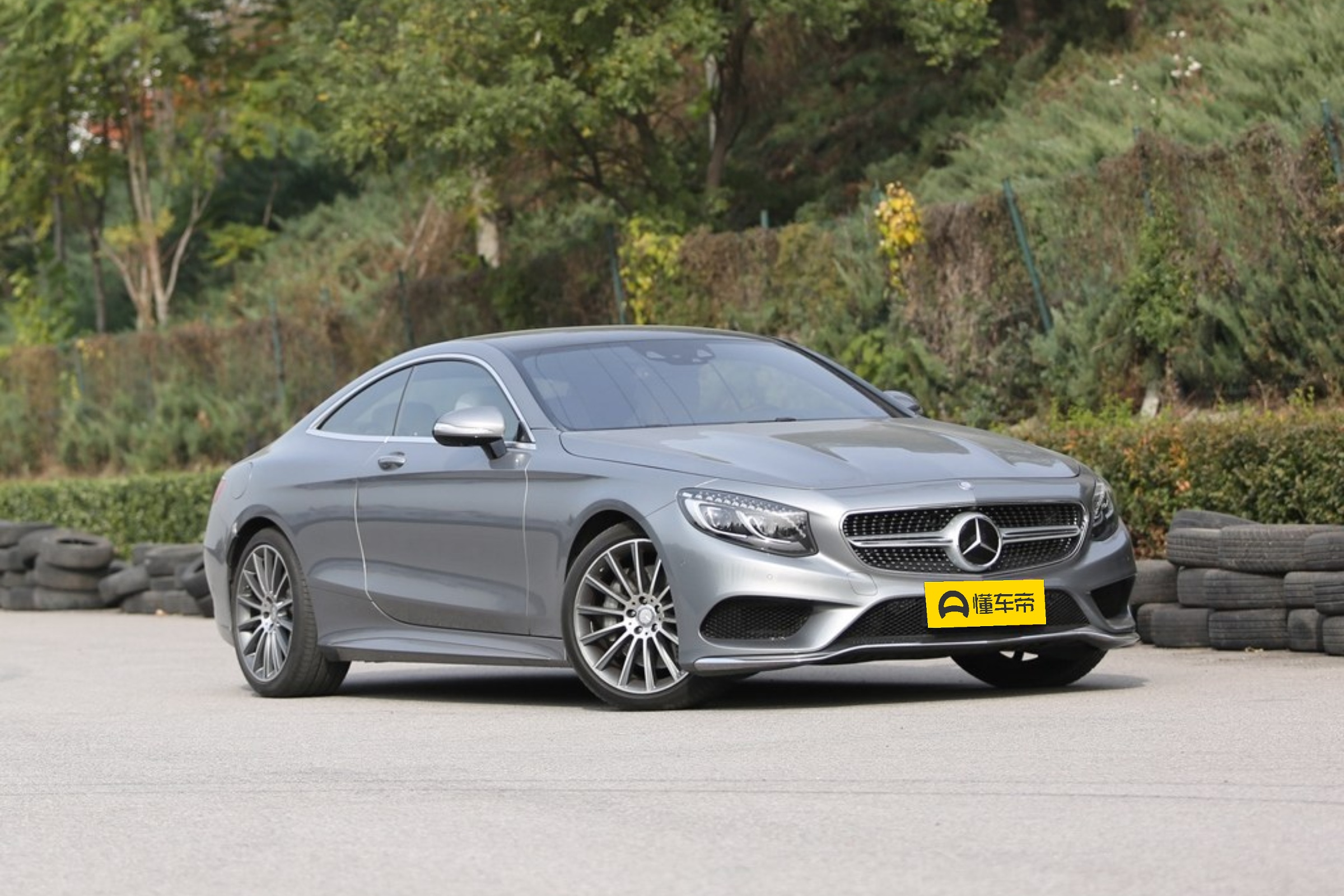 新车|全新双门跑车/又见发光前脸?奔驰Vision Iconic概念车亮相(图17) 奔驰新款轿车_奔驰盾形发光格栅设计_奔驰Vision Iconic概念车