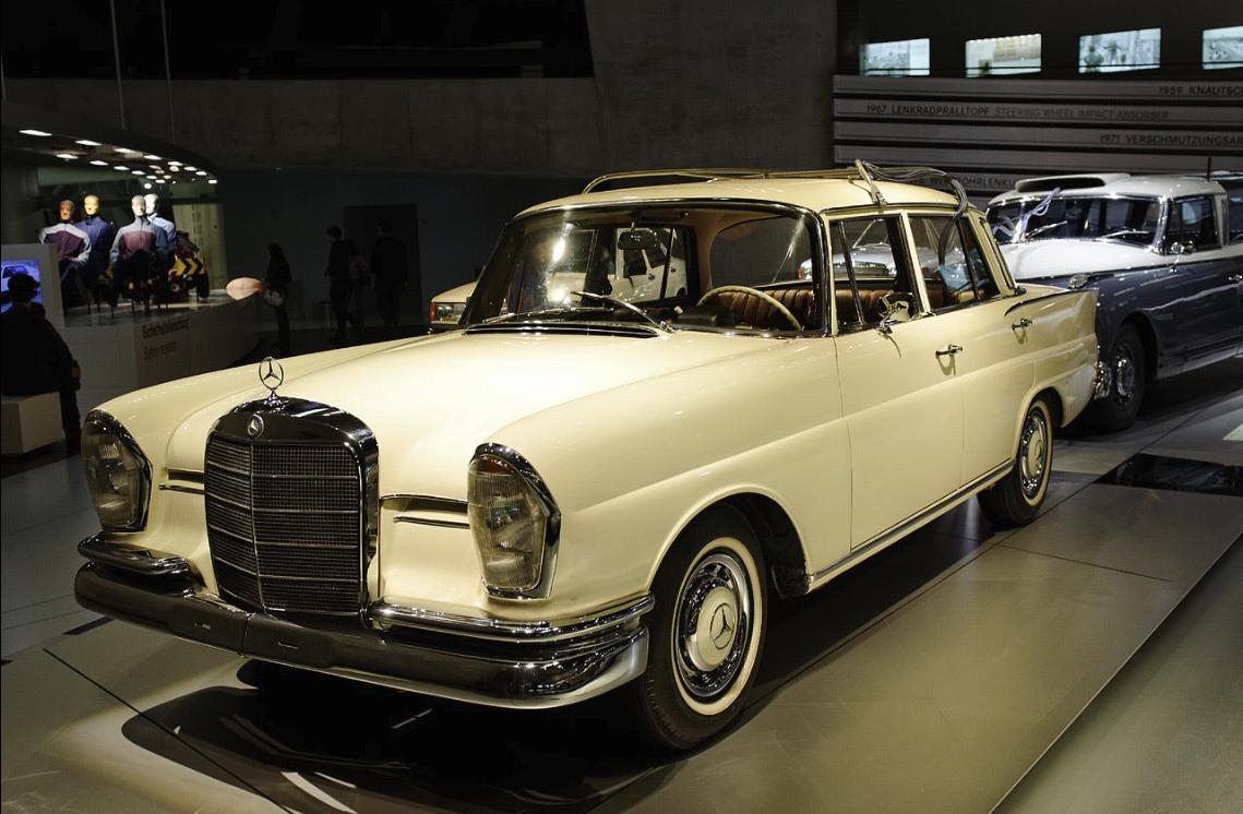 新车|全新双门跑车/又见发光前脸?奔驰Vision Iconic概念车亮相(图5) 奔驰Vision Iconic概念车_奔驰盾形发光格栅设计_奔驰新款轿车