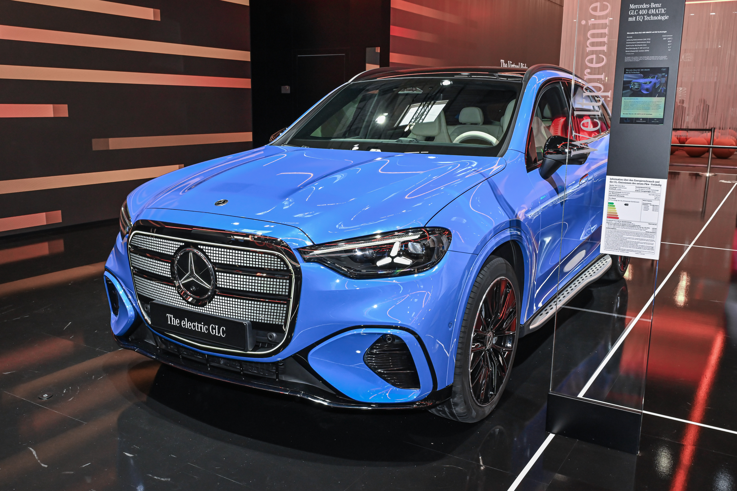 新车|全新双门跑车/又见发光前脸?奔驰Vision Iconic概念车亮相(图9) 奔驰新款轿车_奔驰盾形发光格栅设计_奔驰Vision Iconic概念车