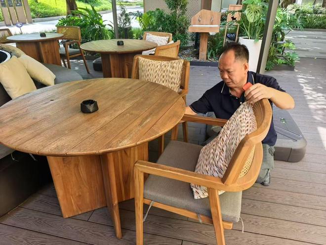 柚木户外家具翻新保养,选油漆还是木蜡油?(图2) 翻新旧家具_柚木户外家具木蜡油翻新_赛克斯木蜡油户外家具保养