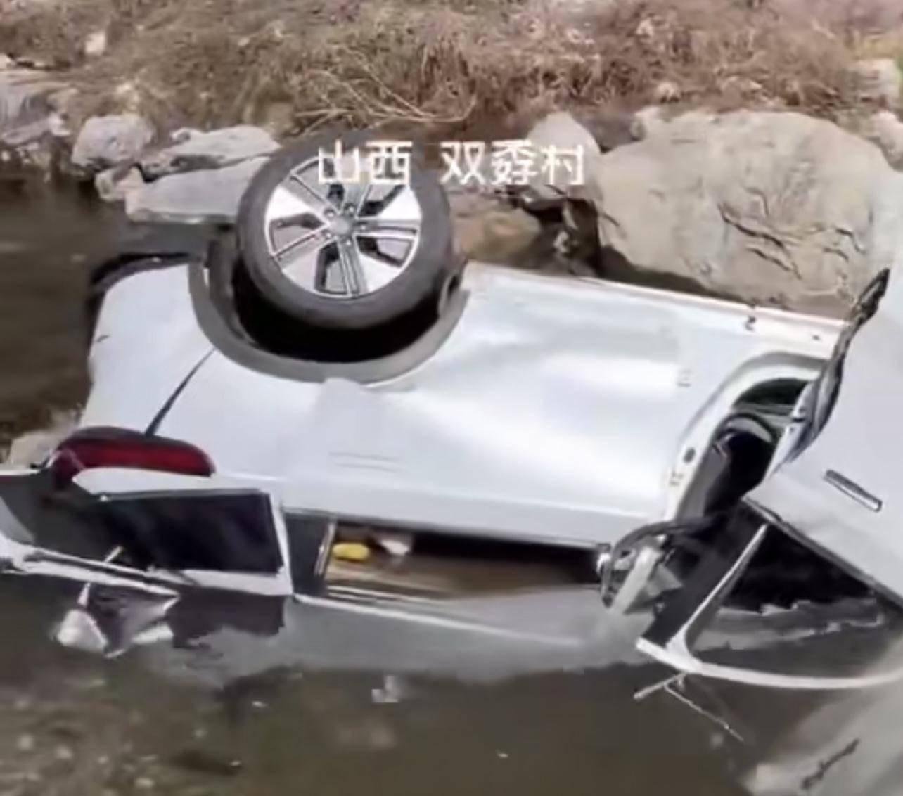 郑州一私家车在晋城自驾游时,坠下百米悬崖,车上三人当场身亡(图2) 郑州私家车坠崖事故_河南客车坠落悬崖_晋城太行山自驾游安全