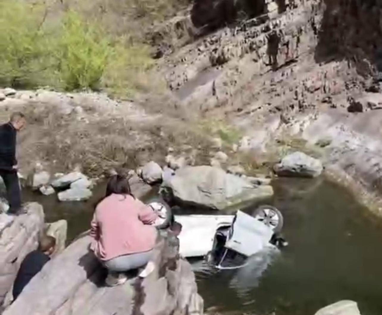 郑州一私家车在晋城自驾游时,坠下百米悬崖,车上三人当场身亡(图3) 晋城太行山自驾游安全_河南客车坠落悬崖_郑州私家车坠崖事故