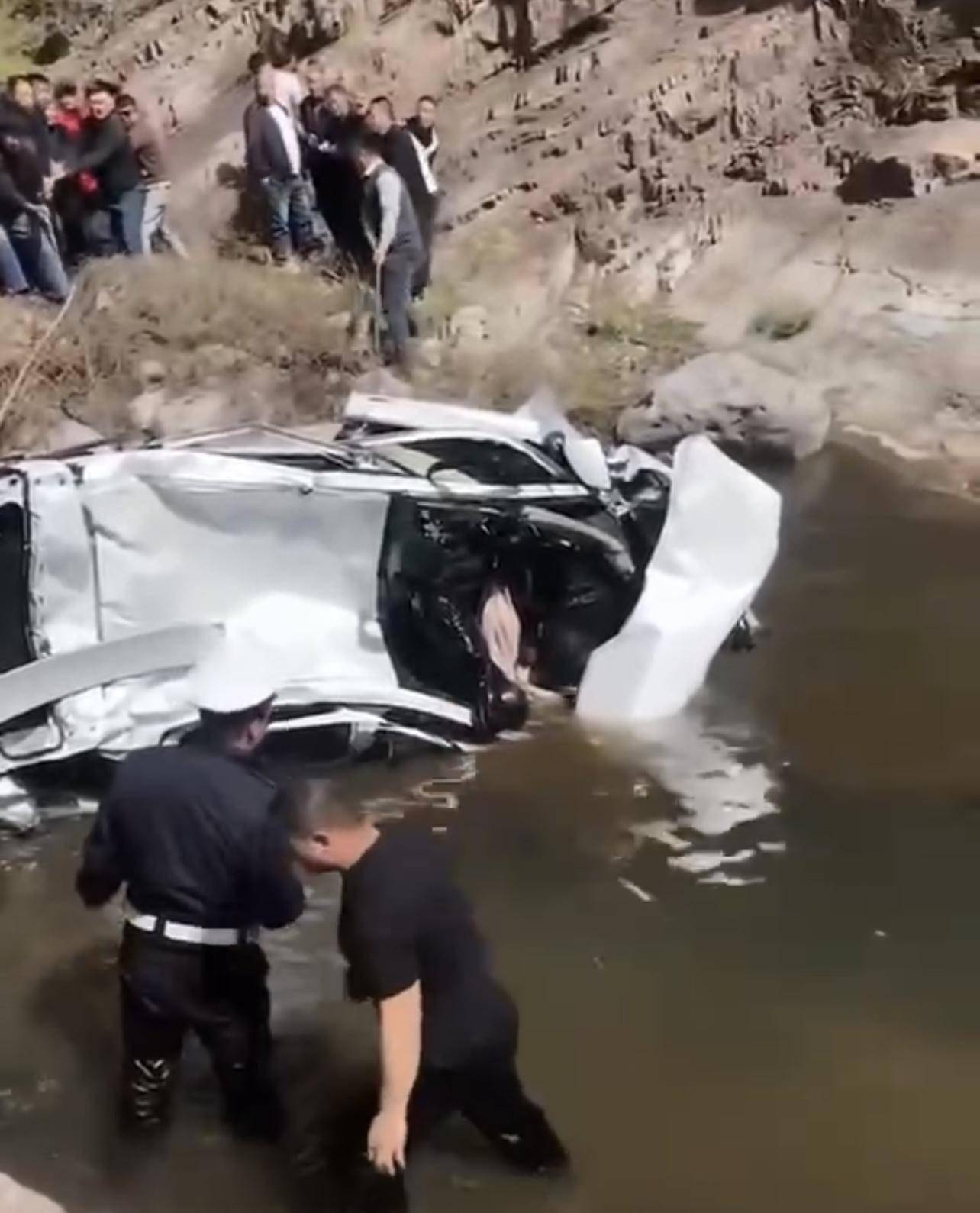 郑州一私家车在晋城自驾游时,坠下百米悬崖,车上三人当场身亡(图4) 郑州私家车坠崖事故_河南客车坠落悬崖_晋城太行山自驾游安全