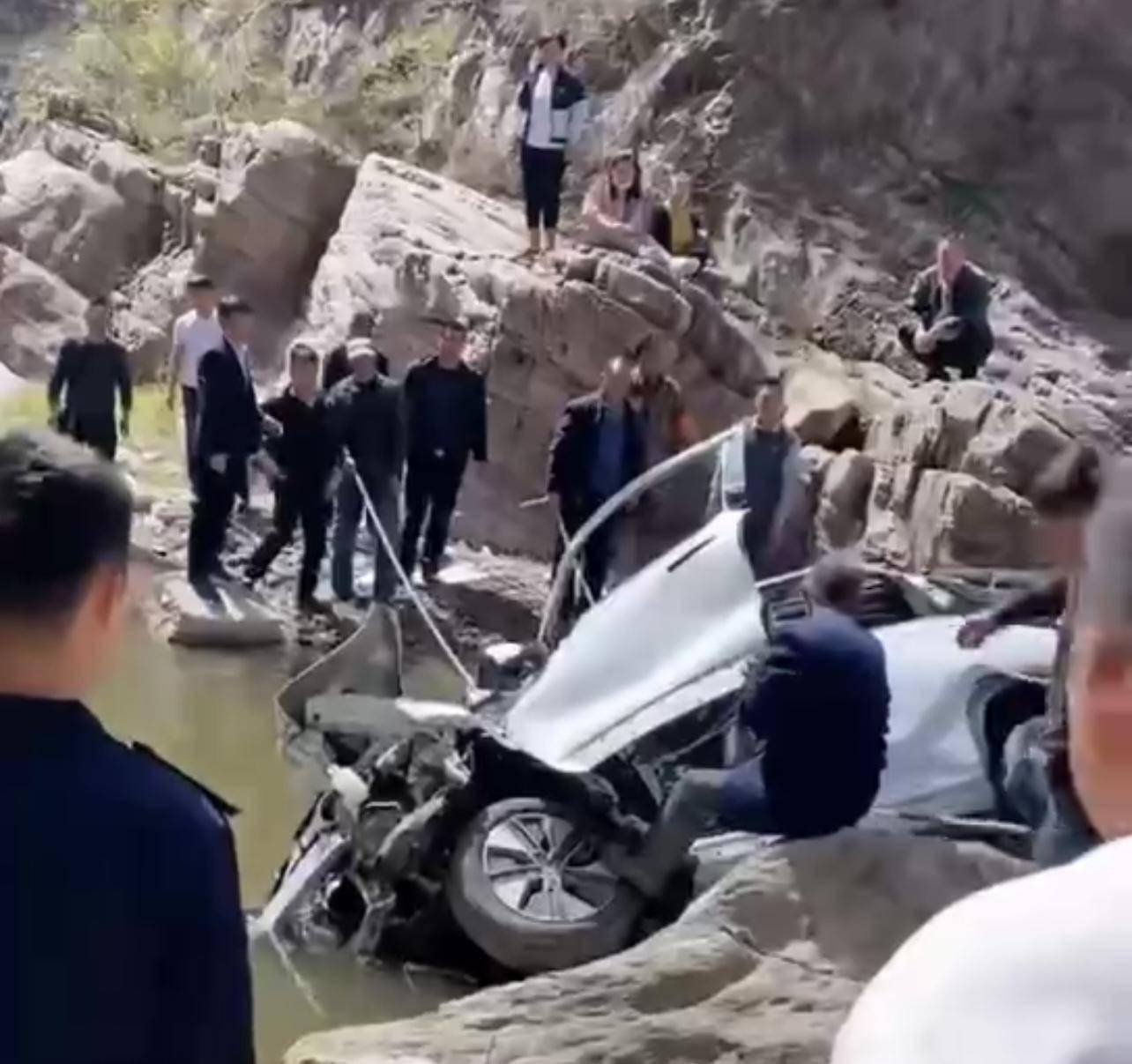 郑州一私家车在晋城自驾游时,坠下百米悬崖,车上三人当场身亡(图5) 河南客车坠落悬崖_郑州私家车坠崖事故_晋城太行山自驾游安全