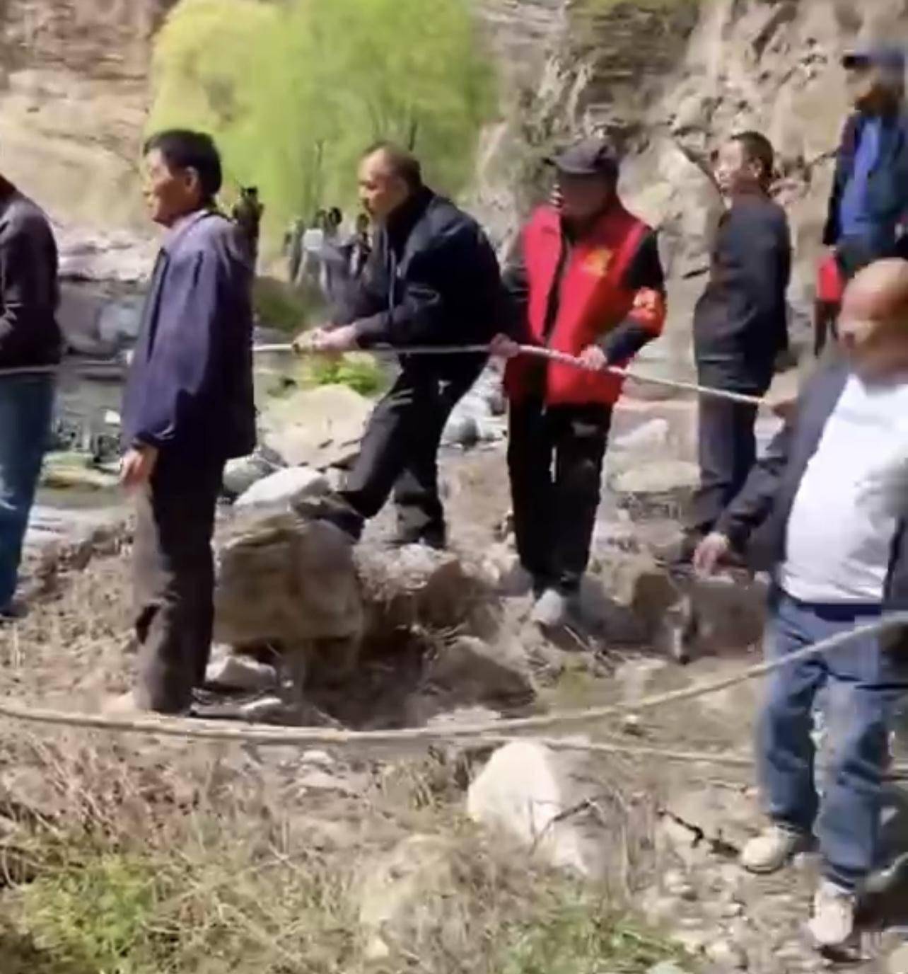 郑州一私家车在晋城自驾游时,坠下百米悬崖,车上三人当场身亡(图6) 河南客车坠落悬崖_郑州私家车坠崖事故_晋城太行山自驾游安全