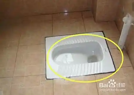 蹲坑哪边才是头?虽然这么多年都用错了,但都说这样更好用(图2) 蹲便器下水道安装视频_蹲坑洞口朝前还是朝后_蹲坑安装方式选择