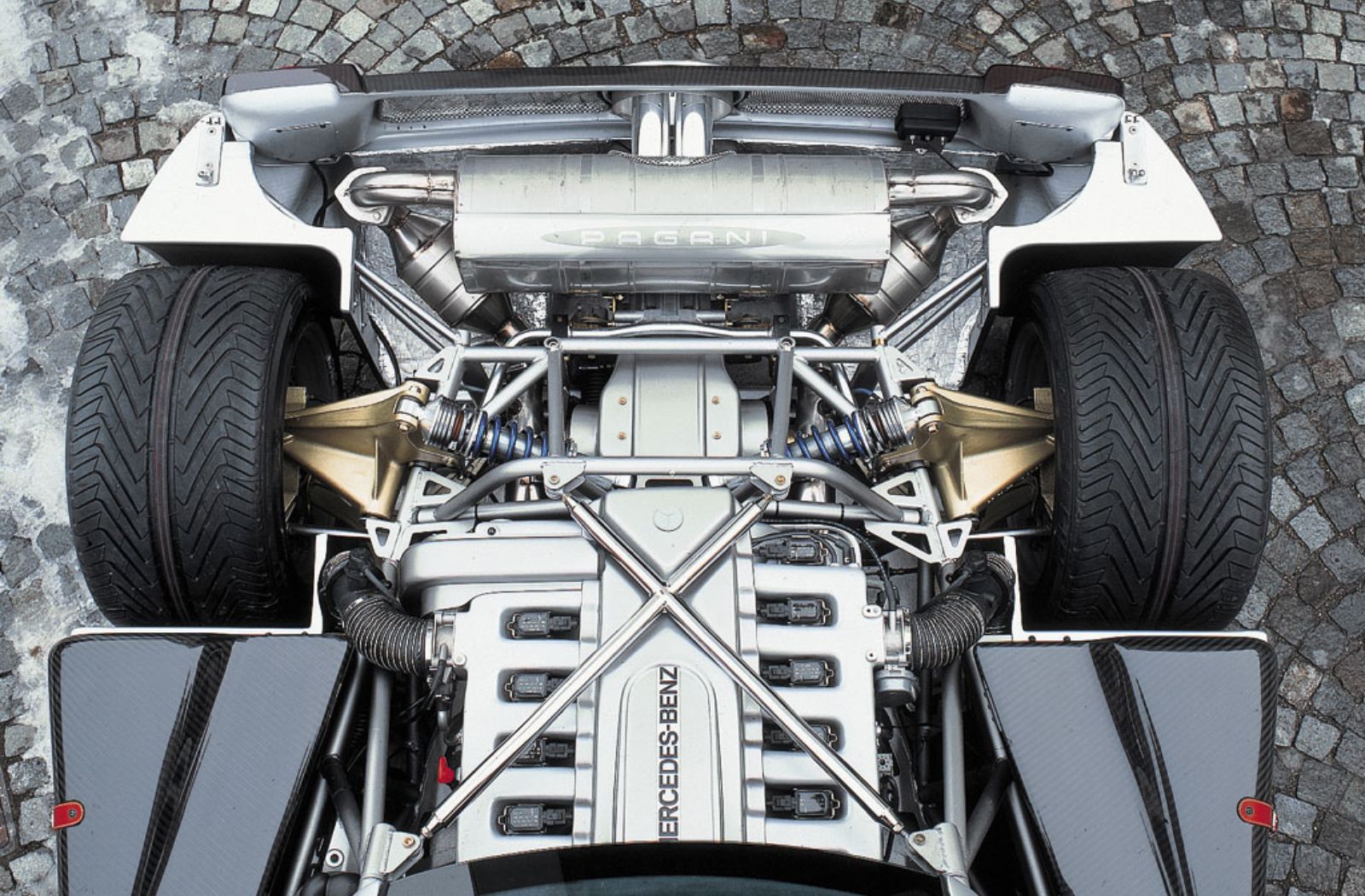 奔驰V12发动机如何成为传奇 顶级超跑都在用(图9) 奔驰V12发动机如何成为传奇 顶级超跑都在用