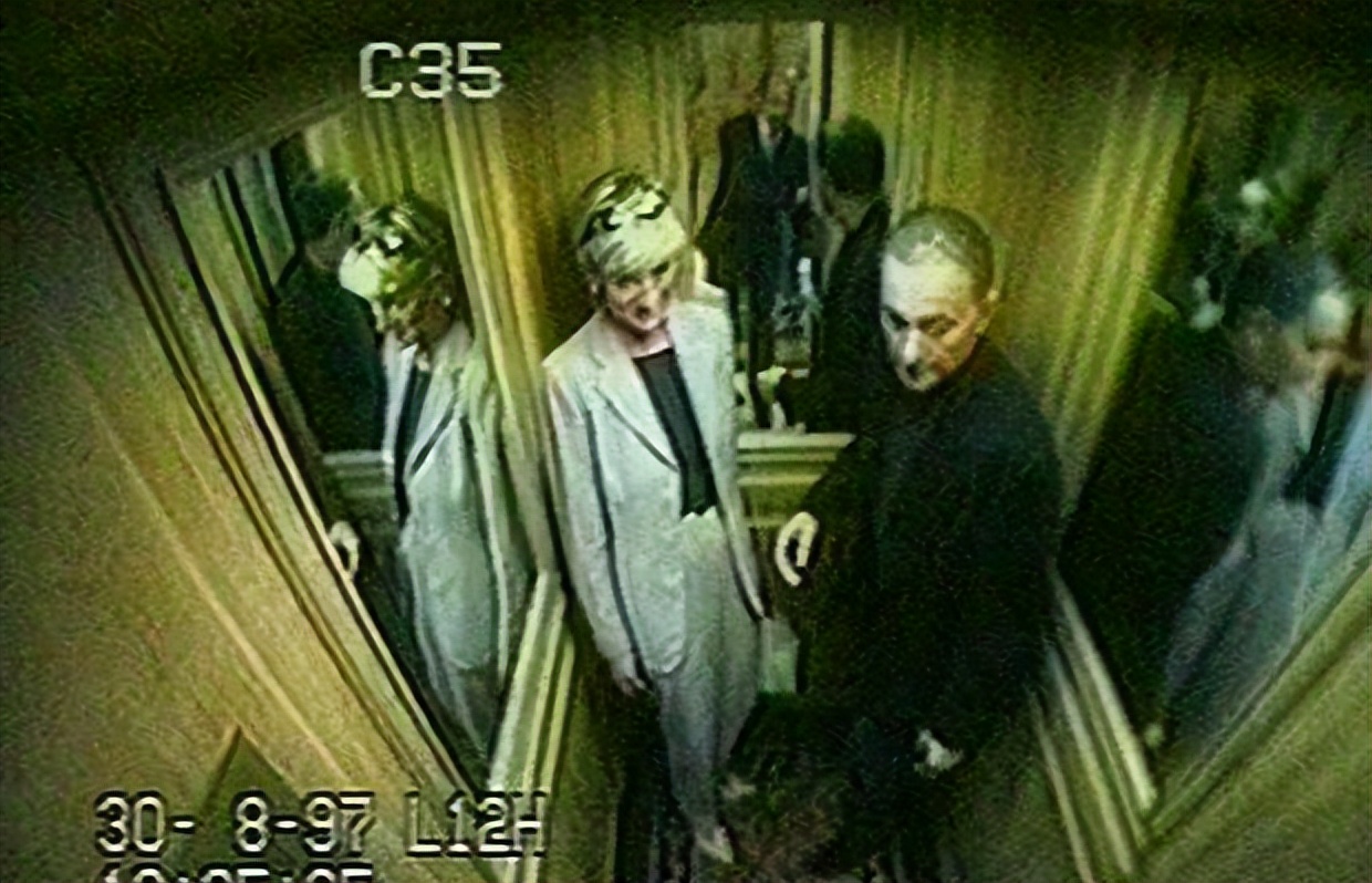 1997年，埃及富商之子和戴安娜在海滩热情拥吻，俩人一起魂断巴黎