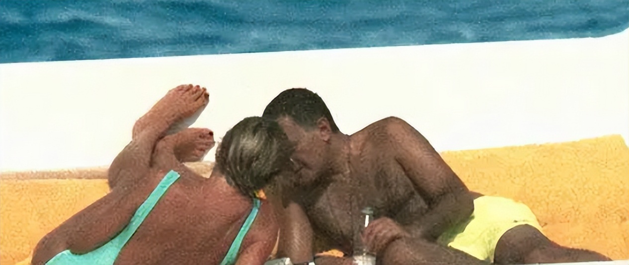 1997年,埃及富商之子和戴安娜在海滩热情拥吻,俩人一起魂断巴黎(图12) 戴安娜和多迪 丽兹酒店 1997年车祸_戴安娜和多迪怎么认识