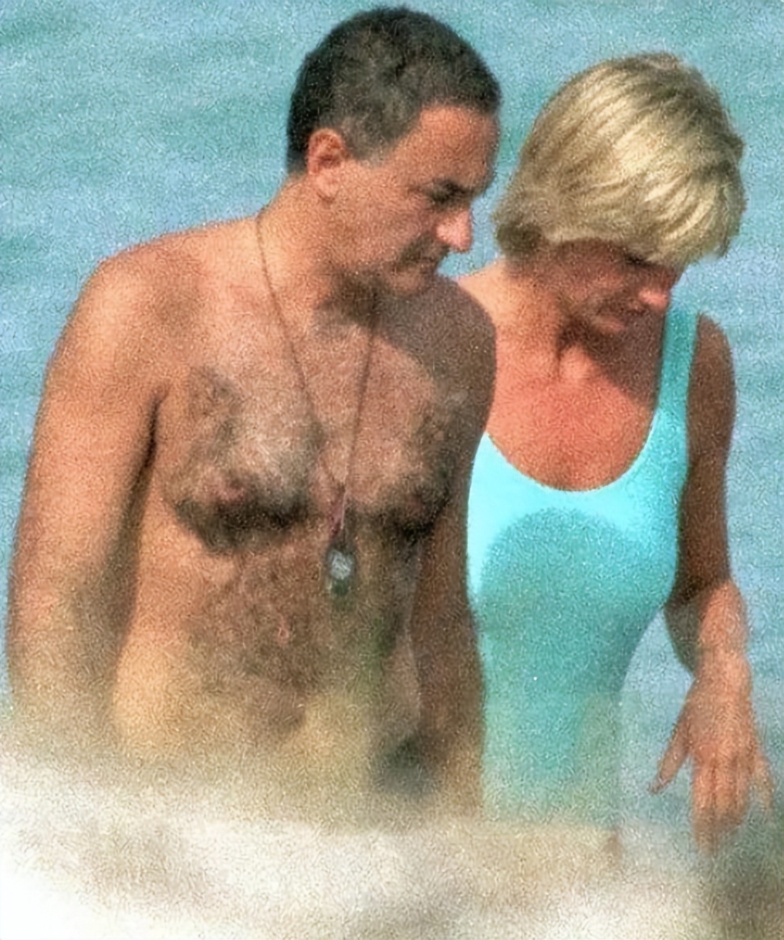 1997年,埃及富商之子和戴安娜在海滩热情拥吻,俩人一起魂断巴黎(图13) 戴安娜和多迪怎么认识_戴安娜和多迪 丽兹酒店 1997年车祸