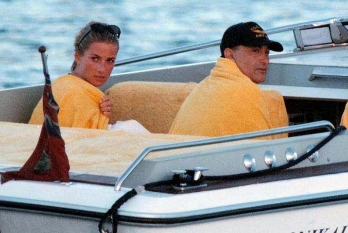 1997年,埃及富商之子和戴安娜在海滩热情拥吻,俩人一起魂断巴黎(图15) 戴安娜和多迪 丽兹酒店 1997年车祸_戴安娜和多迪怎么认识