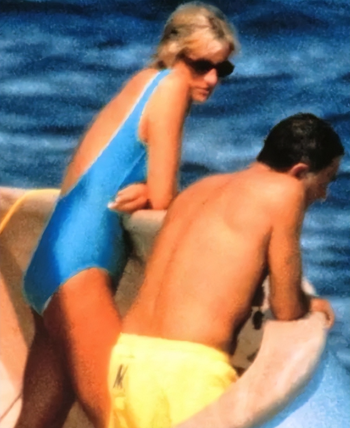 1997年,埃及富商之子和戴安娜在海滩热情拥吻,俩人一起魂断巴黎(图16) 戴安娜和多迪怎么认识_戴安娜和多迪 丽兹酒店 1997年车祸