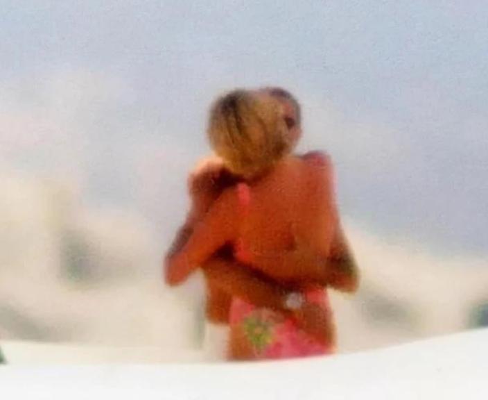 1997年,埃及富商之子和戴安娜在海滩热情拥吻,俩人一起魂断巴黎(图17) 戴安娜和多迪怎么认识_戴安娜和多迪 丽兹酒店 1997年车祸