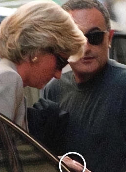 1997年,埃及富商之子和戴安娜在海滩热情拥吻,俩人一起魂断巴黎(图19) 戴安娜和多迪怎么认识_戴安娜和多迪 丽兹酒店 1997年车祸