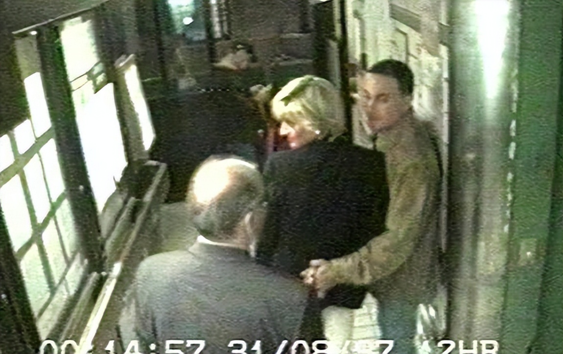 1997年,埃及富商之子和戴安娜在海滩热情拥吻,俩人一起魂断巴黎(图3) 戴安娜和多迪 丽兹酒店 1997年车祸_戴安娜和多迪怎么认识