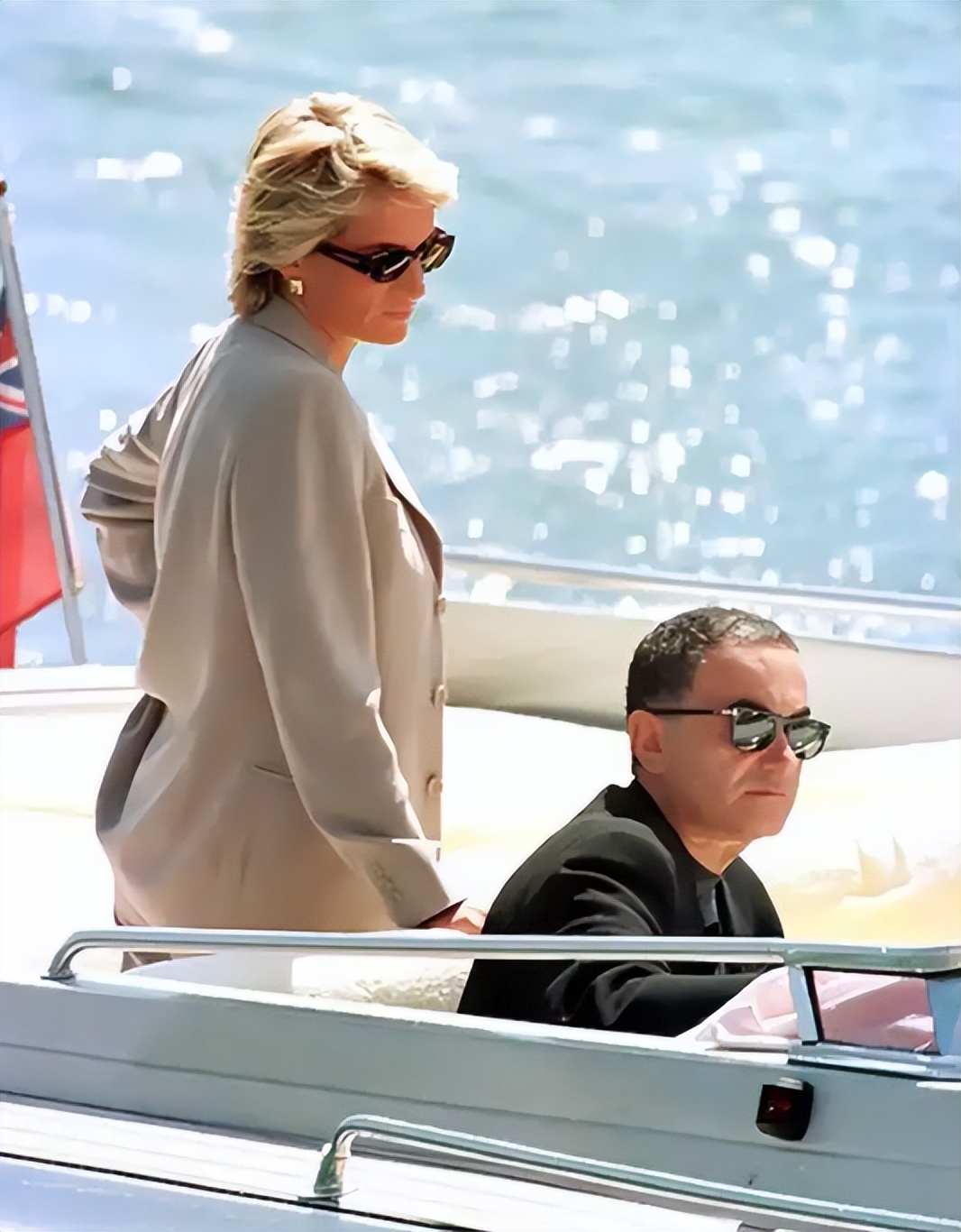 1997年,埃及富商之子和戴安娜在海滩热情拥吻,俩人一起魂断巴黎(图26) 戴安娜和多迪 丽兹酒店 1997年车祸_戴安娜和多迪怎么认识