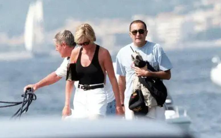 1997年,埃及富商之子和戴安娜在海滩热情拥吻,俩人一起魂断巴黎(图27) 戴安娜和多迪怎么认识_戴安娜和多迪 丽兹酒店 1997年车祸