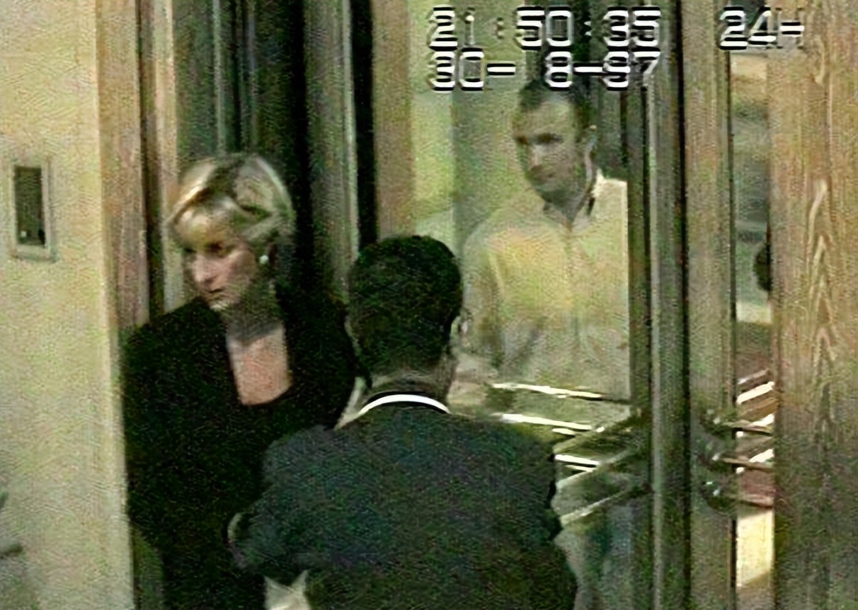 1997年,埃及富商之子和戴安娜在海滩热情拥吻,俩人一起魂断巴黎(图4) 戴安娜和多迪怎么认识_戴安娜和多迪 丽兹酒店 1997年车祸