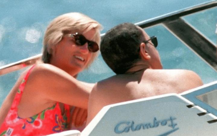 1997年,埃及富商之子和戴安娜在海滩热情拥吻,俩人一起魂断巴黎(图5) 戴安娜和多迪怎么认识_戴安娜和多迪 丽兹酒店 1997年车祸