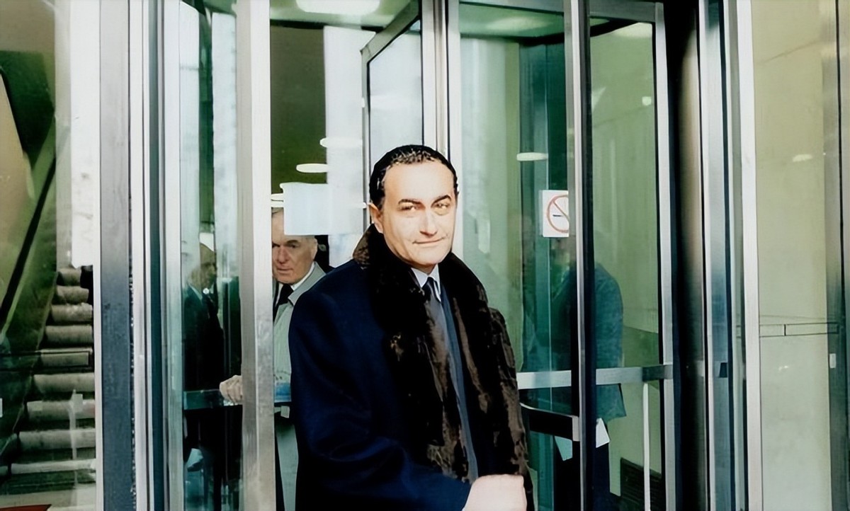 1997年,埃及富商之子和戴安娜在海滩热情拥吻,俩人一起魂断巴黎(图7) 戴安娜和多迪怎么认识_戴安娜和多迪 丽兹酒店 1997年车祸