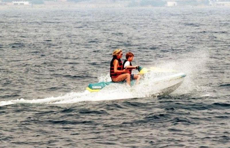 1997年,埃及富商之子和戴安娜在海滩热情拥吻,俩人一起魂断巴黎(图10) 戴安娜和多迪 丽兹酒店 1997年车祸_戴安娜和多迪怎么认识