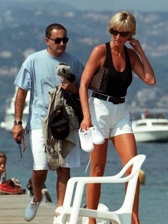 离婚后的戴安娜王妃,成为富豪圈里争抢的猎物,都想和她春风一度(图13) 戴安娜王妃与富豪关系_戴安娜王妃身份标签_戴安娜和多迪怎么认识