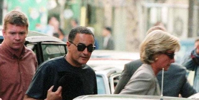 离婚后的戴安娜王妃,成为富豪圈里争抢的猎物,都想和她春风一度(图14) 戴安娜王妃与富豪关系_戴安娜和多迪怎么认识_戴安娜王妃身份标签