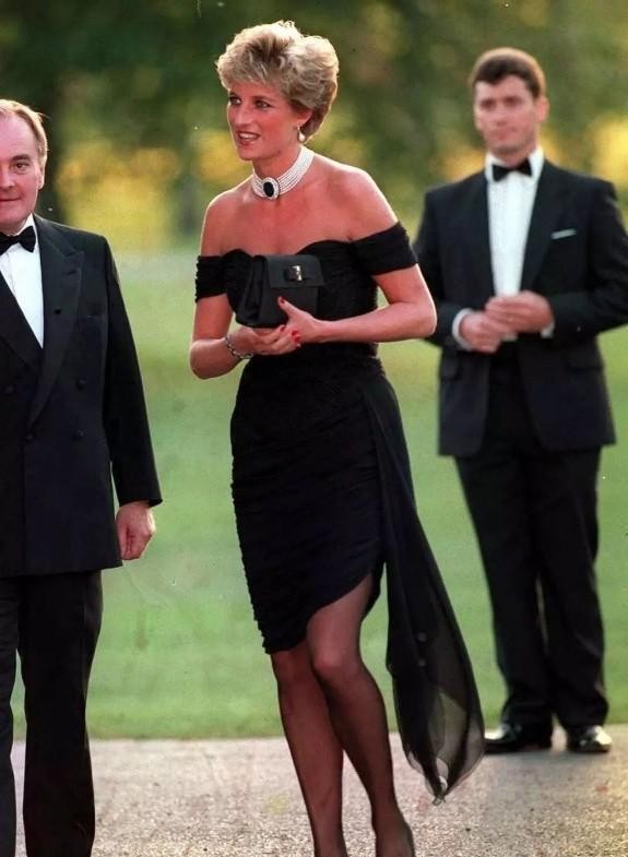 离婚后的戴安娜王妃,成为富豪圈里争抢的猎物,都想和她春风一度(图15) 戴安娜王妃身份标签_戴安娜王妃与富豪关系_戴安娜和多迪怎么认识