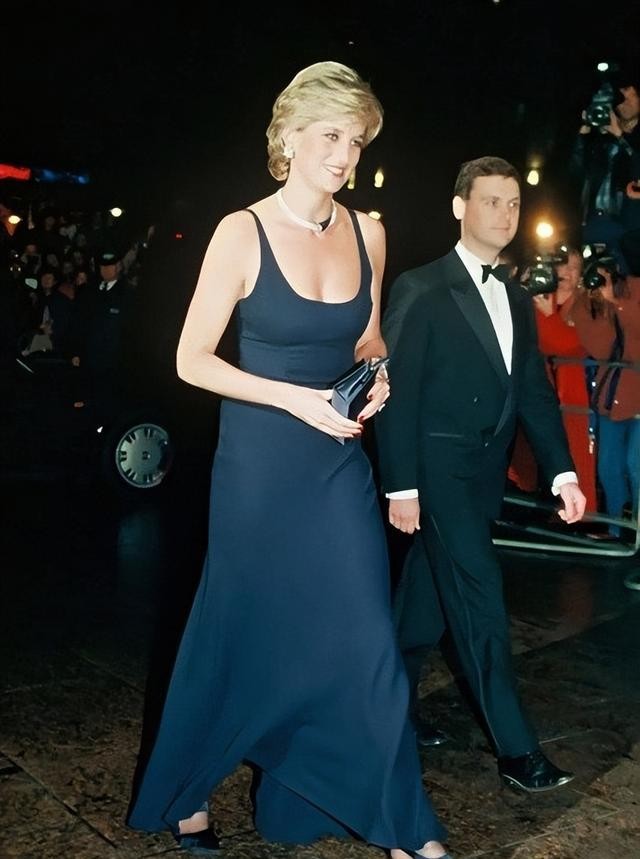 离婚后的戴安娜王妃,成为富豪圈里争抢的猎物,都想和她春风一度(图4) 戴安娜和多迪怎么认识_戴安娜王妃身份标签_戴安娜王妃与富豪关系