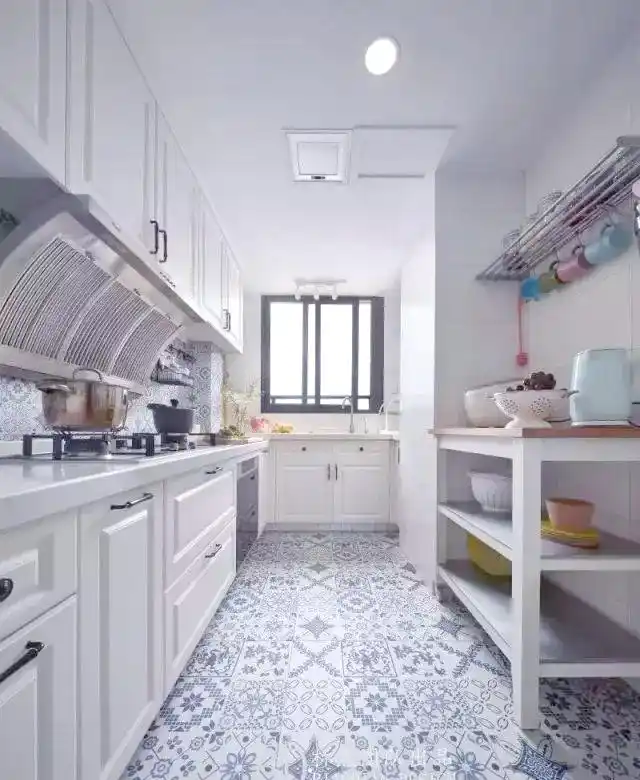 橱柜拉手设计完全揭秘:实用与美感兼备(图13) 橱柜拉手选择_橱柜拉手设计_暗拉手橱柜设计