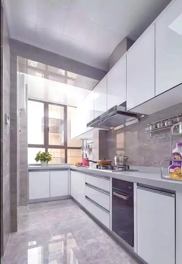 橱柜拉手设计完全揭秘:实用与美感兼备(图4) 橱柜拉手选择_暗拉手橱柜设计_橱柜拉手设计