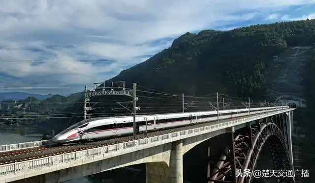 “湘西最美高铁”张家界至吉首至怀化高速铁路开通运营