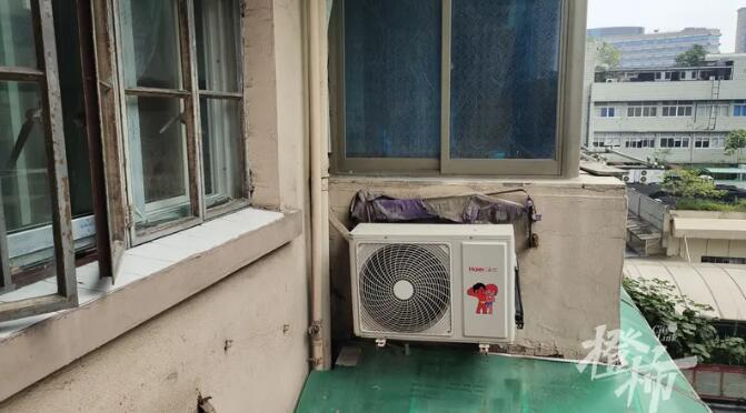 邻居的空调外机就在自己卧室窗下 85岁王奶奶实在吃不消：能不能移远一点 我分担些费用也可以
