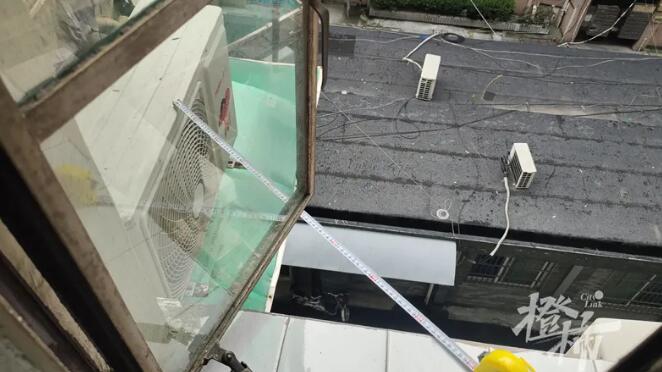 邻居的空调外机就在自己卧室窗下 85岁王奶奶实在吃不消:能不能移远一点 我分担些费用也可以(图2) 老小区空调外机噪音扰民_空调外机距离卧室窗户太近_上城区空调维修