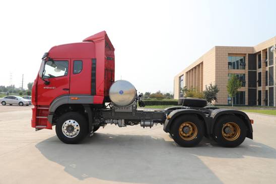 中国重汽天然气重卡_汕德卡汽车牵引车_汕德卡G7经典版燃气牵引车