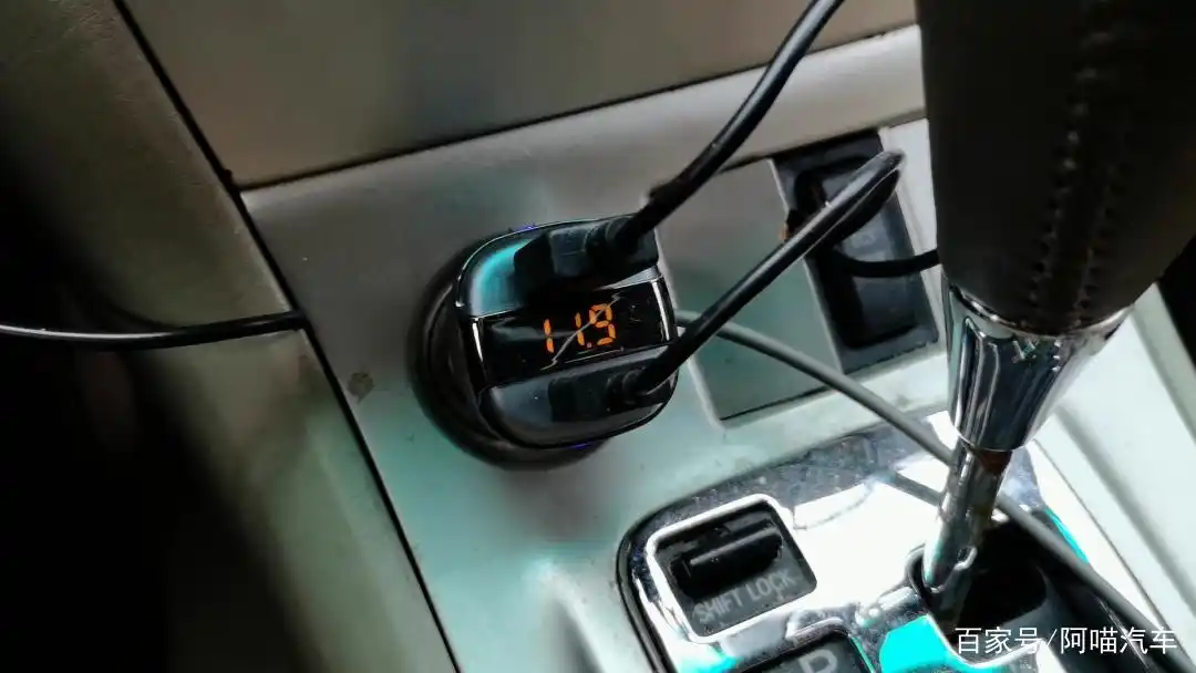 汽车电瓶该怎样维护保养?这几种行为都很伤电瓶,不要再做了(图3) 免维护蓄电池保养方法_蓄电池的维修保养_汽车蓄电池维护保养