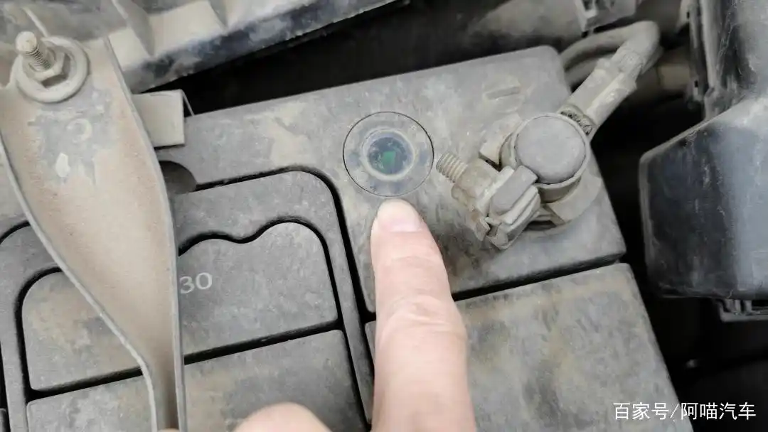 汽车电瓶该怎样维护保养?这几种行为都很伤电瓶,不要再做了(图8) 汽车蓄电池维护保养_免维护蓄电池保养方法_蓄电池的维修保养