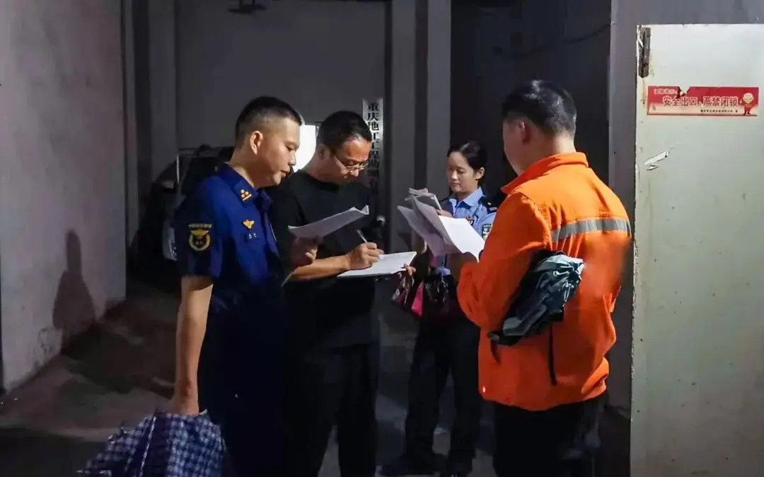 落实政府第127次常务会要求——忠县住房城乡建委联合消防、公安派出所等督促同生物业履行橘城首座小区“1·8”较大火灾整改责任!(图3) 忠县住房城乡建委消防检查_重庆消防维保_忠县橘城首座小区消防隐患整改