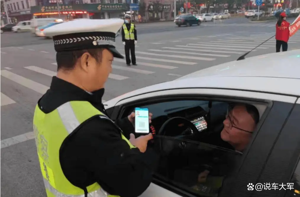 驾驶分心行为抓拍_出租车车载监控系统_智能天眼交通监控系统