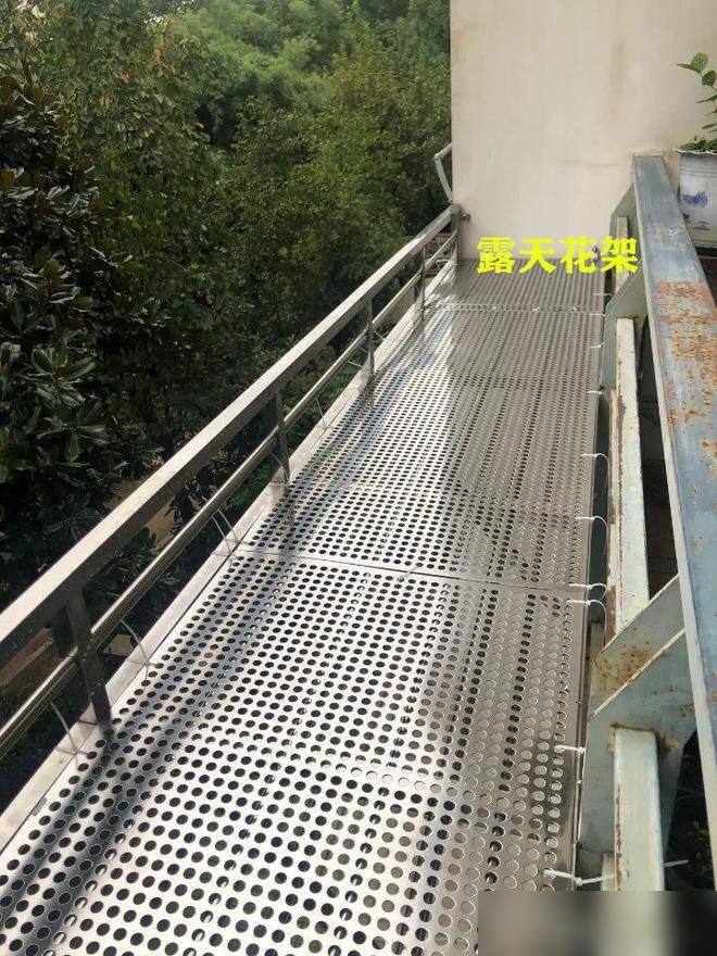 高层阳台外花架安全风险_楼上养花影响楼下生活怎么办_阳台木花架