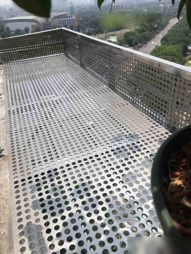 楼上养花影响楼下生活怎么办_阳台木花架_高层阳台外花架安全风险