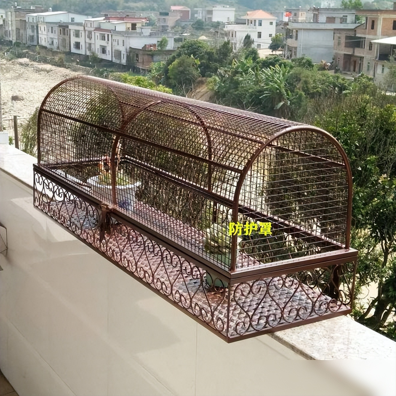 楼上养花影响楼下生活怎么办_阳台木花架_高层阳台外花架安全风险